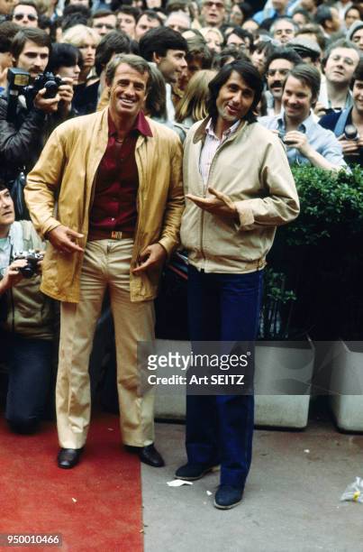 Jean-Paul Belmondo et Ilie Nastase à Roland Garros, Paris, France.