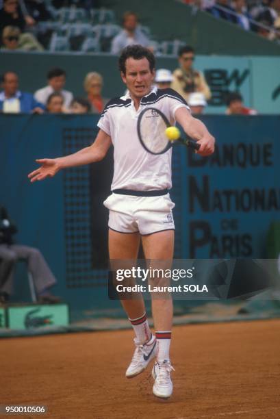 John McEnroe aux internationaux de France de tennis au stade Roland Garros en juin 1984 a Paris, France.