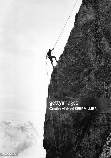 Un alpiniste lors de la descente en rappel de l'Aiguillette d'Argentière dans les Alpes françaises, France.
