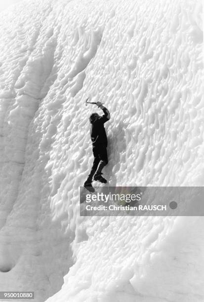 Un alpiniste face-à-face avec la glace dans les Alpes françaises, France.