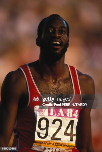 Edwin Moses, vainqueur du 400 metres haies lors des Jeux Olympiques de Los Angeles en aout 1984 au stade olympique a Los Angeles, Etats-Unis.