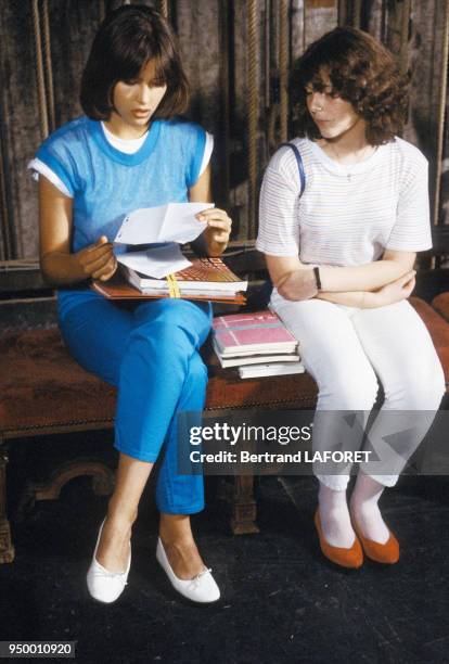 Sophie Marceau et Sheila O'Connor tournent 'La Boum II' en juillet 1982, France.