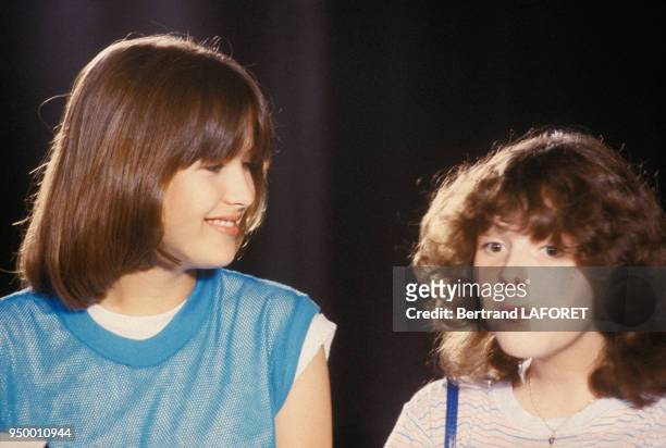 Sophie Marceau et Sheila O'Connor tournent 'La Boum II' en juillet 1982, France.