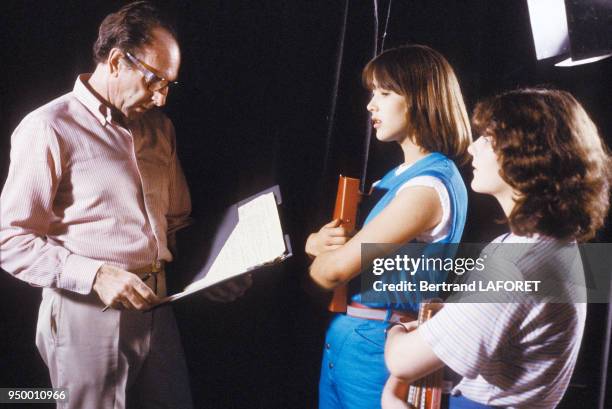 Claude Pinoteau avec Sophie Marceau et Sheila O'Connor sur le tournage de 'La Boum II' en juillet 1982, France.