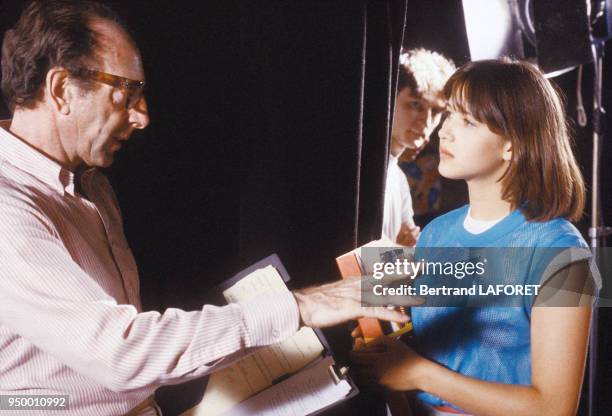 Le réalisateur Claude Pinoteau dirige Sophie Marceau sur le tournage du film 'La Boum II' en juillet 1982, France.
