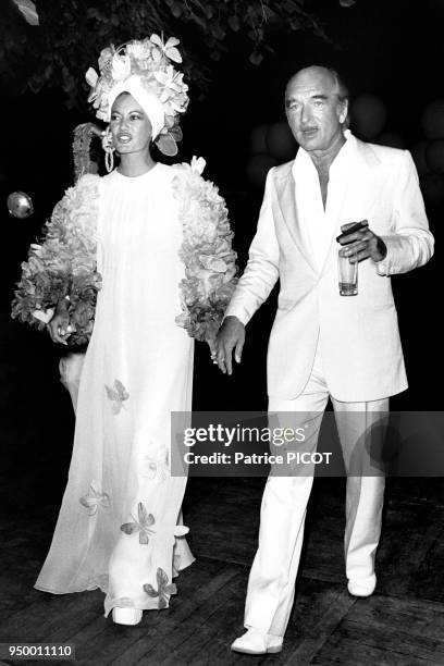 Le producteur de musique Eddie Barclay avec son épouse Michelle Demazures, en mai 1973.