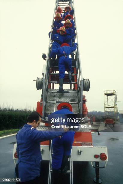 Apprentis pompiers en execice sur la grande echelle le 6 fevrier 1984 en France.