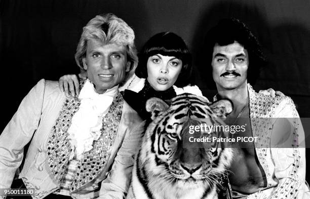 La chanteuse française Mireille Mathieu posant avec les magiciens Siegfried et Roy au Etats-Unis, en octobre 1977.