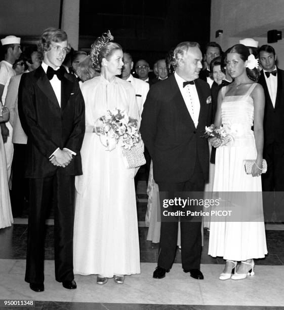 La famille princière monégasque lors du gala de la Croix-Rouge monégasque du 12 août 1974, à Monaco.