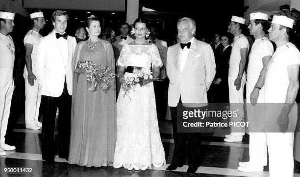 La famille princière monégasque lors du gala de la Croix-Rouge monégasque du 9 août 1976, à Monaco.