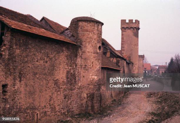 Les remparts, circa 1980 à Obernai, France.
