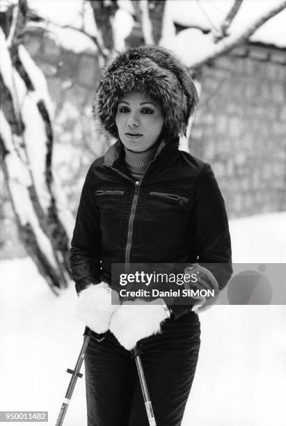 Farah Pahlavi aux sports d'hiver sur les pistes de l'Engadine, le 4 janvier 1974 à Saint Moritz, Suisse.