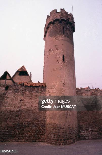 Les remparts d'Obernai en Alsace, circa 1980 à Obernai, France.