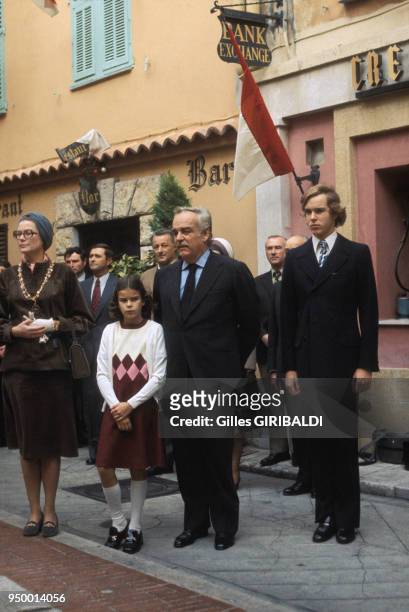 La princesse Grace et le prince Rainier et leurs enfants la princesse Stéphanie et le prince Albert lors d'une cérémonie, circa 1970, à Monaco.
