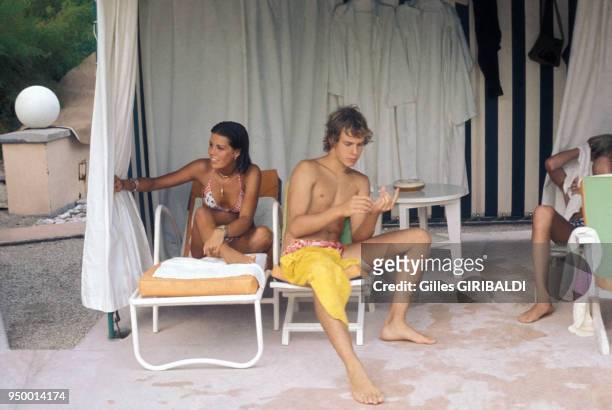 La princesse Caroline de Monaco et son frère Albert au bord d'un piscine, circa 1970, Monaco.