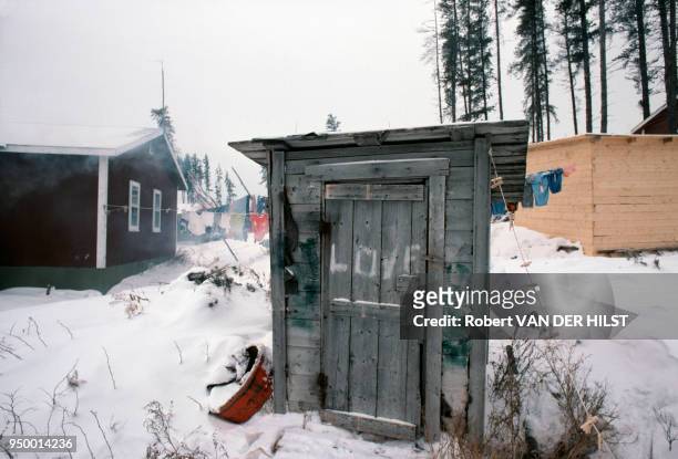 Toilettes extérieures d'une maison traditionnelle de l'Ontario, en décembre 1979, Canada.