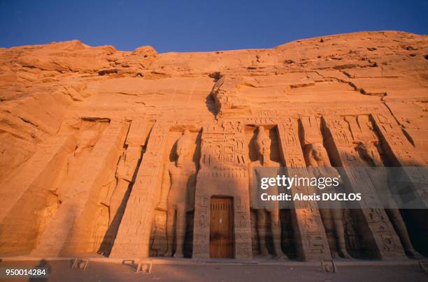 Statues creusées dans la roche dans le temple d'Abou Simbel en novembre 1986 en Egypte.