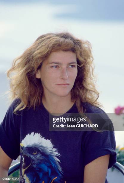 La navigatrice Florence Arthaud lors de la 400e de l'émission de télévision 'Thalassa' le 9 novembre 1987 à Santorin, Grèce.