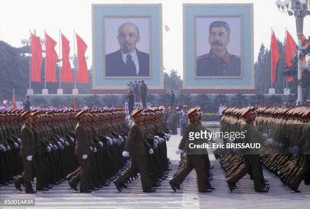 Parade militaire lors de la commémoration de la naissance de la République Populaire de Chine avec les portraits de Lénine et Staline le 1er octobre...