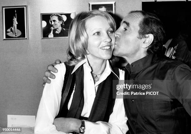 Charles Aznavour et sa femme Ulla dans sa loge après son concert à l'Olympia en janvier 1978.