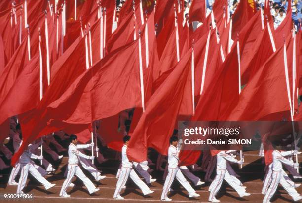 Sportifs défilant lors d'une parade en septembre 1983 à Shanghai, Chine.