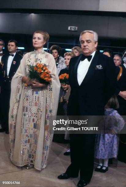 La princesse Grace de Monaco et son époux le prince Rainier arrivent à une soirée, circa 1970, à Monaco.