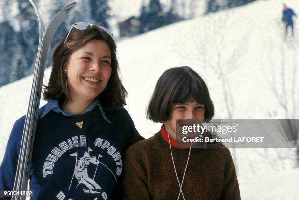 Les princesses Caroline et Stéphanie de Monaco aux sports d'hiver en 1977.