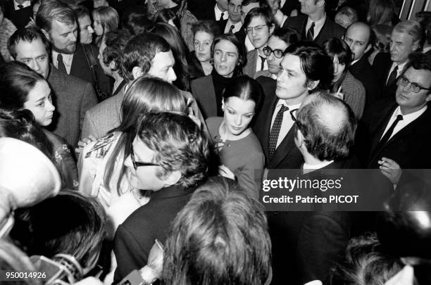 Alain Delon, Romy Schneider et Maurice Ronet à la première du film 'La Piscine' en janvier 1969 à Paris, France.