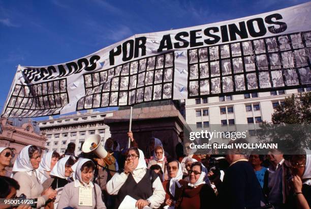 Manifestation des 'Mères de la place de Mai' pour les disparus de la dictature le 9 mai 1985 en Argentine.