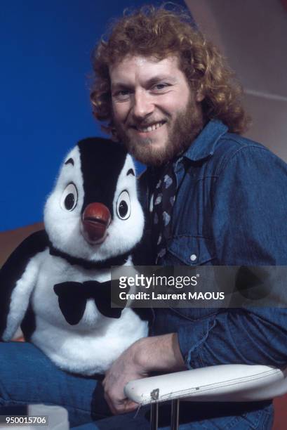 Le ventriloque David Michel et Nestor le pingouin dans l'émission de télévision 'Samedi est à vous' le 7 mai 1976 à Paris, France.