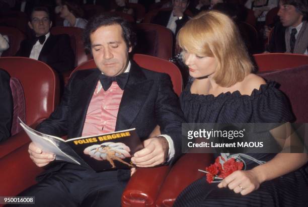 Jean Yanne et Mimi Coutelier lors d'une première aux Folies Bergère en mars 1977 à Paris, France.