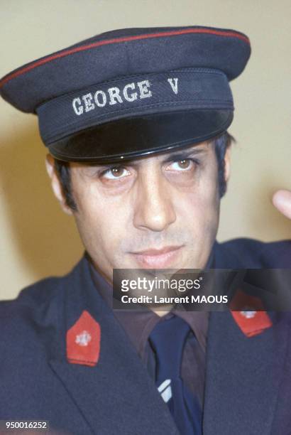 Portrait d'Adriano Celentano, chanteur, déguisé lors d'une émission de télévision, en novembre 1976 à Paris, France.