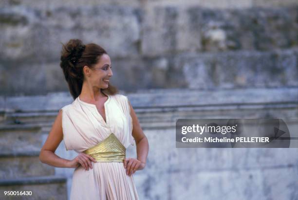 Portrait de Claudine Coster, actrice, lors d'une représentation théâtrale, circa 1980, en France.
