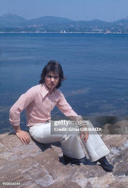 Le chanteur Daniel Guichard le 11 juillet 1973 à Saint-Tropez, France.