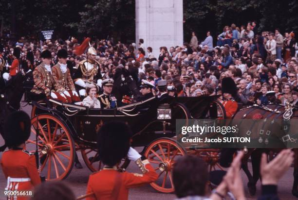 Elizabeth II du Royaume-Uni et Duc d'Edimbourg saluant la foule lors d'un défilé circa 1980 à Londres au Royaume-Uni.