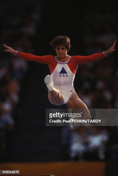 Mary Lou Retton lors d'une epreuve de gymnastique lors des Jeux Olympiques de Los Angeles en aout 1984 a Los Angeles, Etats-Unis.