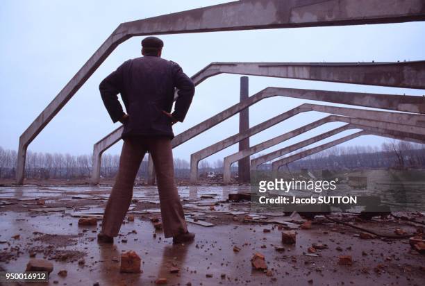 Ouvrier au chômage sur un site abandonné en décembre 1984 au Royaume-Uni.