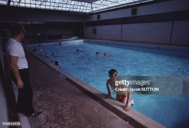 Enfants à la piscine en septembre 1982 à Bradford au Royaume-Uni.