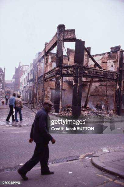 Immeuble calciné lors d'émeutes raciales à Brixton dans les années 1980 à Londres au Royaume-Uni.