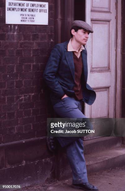 Chômeur devant un centre d'emploi en décembre 1984 à Consett au Royaume-Uni.