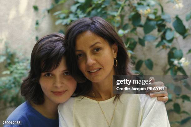 Juliette Binoche et Juliet Berto sur le tournage du film de Jacques Doillon 'La vie de famille' en juillet 1984 en France.