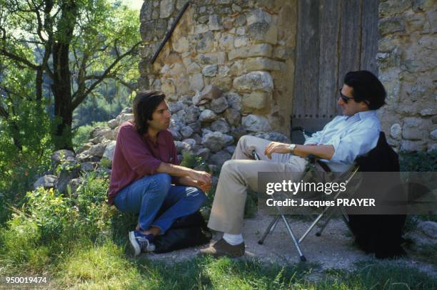 Sami Frey et Jacques Doillon sur le tournage du film de Jacques Doillon 'La vie de famille' en juillet 1984 en France.