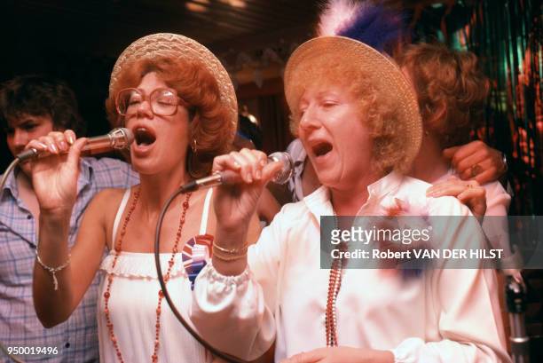 Ambiance karaoké, juillet 1981, à Londres, Royaume-Uni.