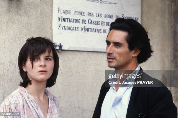 Juliette Binoche et Sami Frey sur le tournage du film de Jacques Doillon 'La vie de famille' en juillet 1984 en France.