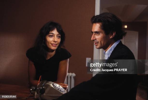 Catherine Gandois et Sami Frey sur le tournage du film de Jacques Doillon 'La vie de famille' en juillet 1984 en France.