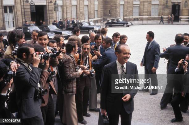 Jean Sauvagnargues, diplomate, dans la cour de l'Elysée, entouré de journalistes, circa 1970 à Paris, France.