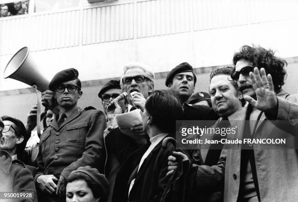 Alvaro Cunhal au micro avec Mario Soares après la révolutions des Oeillets à Lisbonne le 1er mai 1974, Portugal.