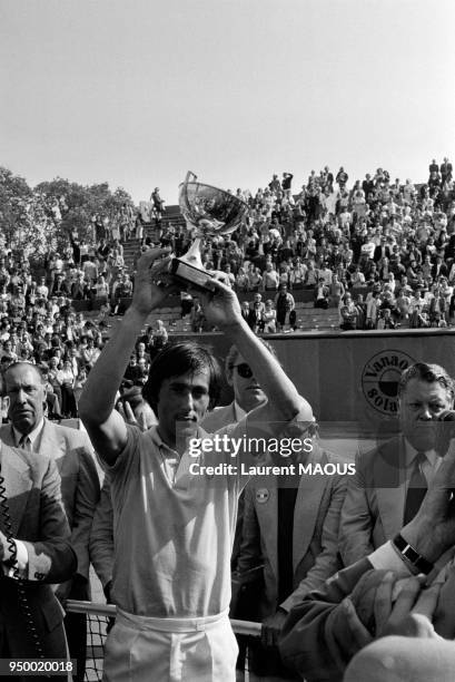 Ilie Nastase remporte le tournoi de tennis de Roland Garros le 5 juin 1973 à Paris, France.