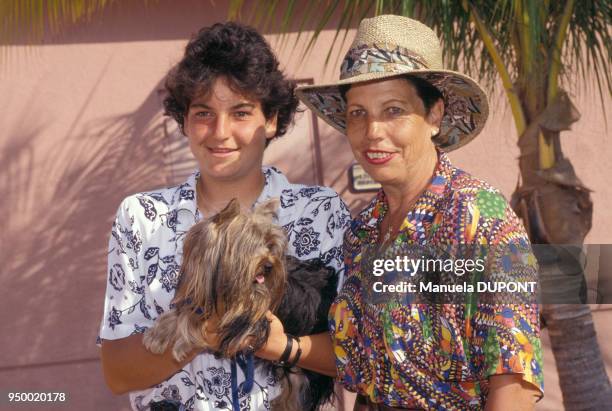 Arantxa Sanchez en compagnie de sa mère et de son chien baptisé Roland Garros en mars 1992 à Key Biscayne, Etats-Unis.