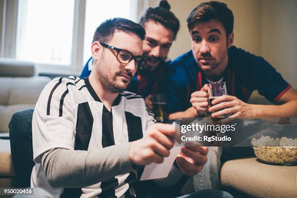 fanáticos de fútbol masculino en slip de reserva - apuestas deportivas fotografías e imágenes de stock